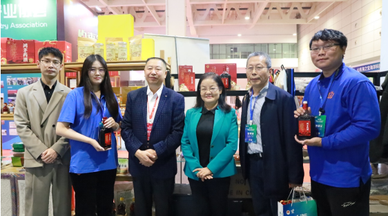 内蒙古知识产权局相关领导莅临云顶集团·4008药酒展位
